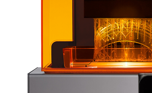 Processo di stampa 3D di un pezzo con resina trasparente in fase di creazione nella nostra Form2